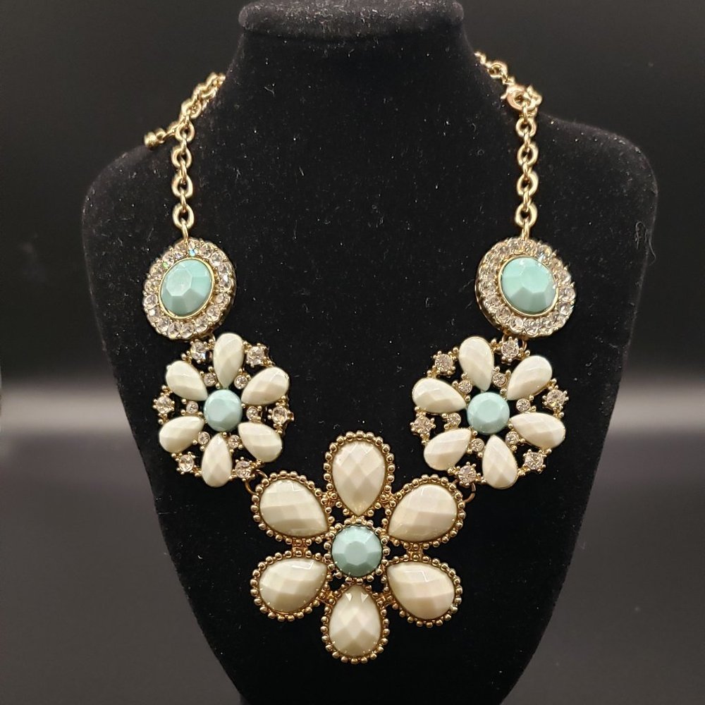 Vintage Necklace in White and Aqua